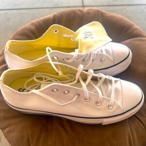 Gently Worn Converse Platform off white color Shoe